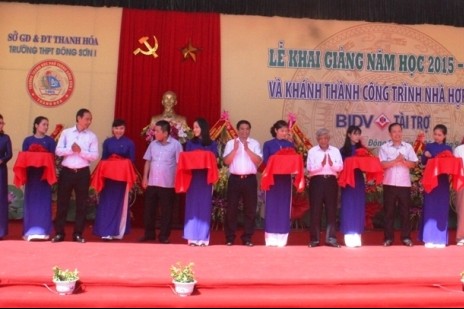 Nguyên Tổng Bí thư Lê Khả Phiêu cũng lãnh đại diện lãnh đạo cắt băng khánh thành công trình Nhà hợp khối Trường THPT Đông Sơn I do ngân hàng BIDV tài trợ