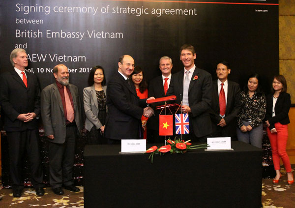 Lễ ký kết hợp tác chiến lược giữa Đại sứ quán Anh và ICAEW Việt Nam ng Nam Á, Ông Michael Izza - Giám đốc ICAEW toàn cầu; Bà Đặng Thị Mai Trang - Trưởng đại diện ICAEW tại Việt Nam.