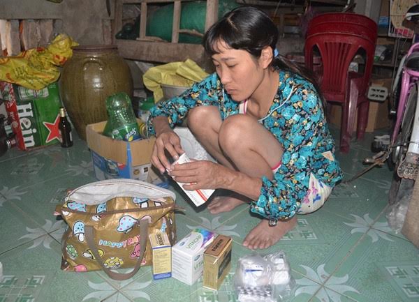 
Để duy trì sự sống, mỗi tháng cô Oanh phải mất 10 triệu để mua thuốc và thuốc điều trị
