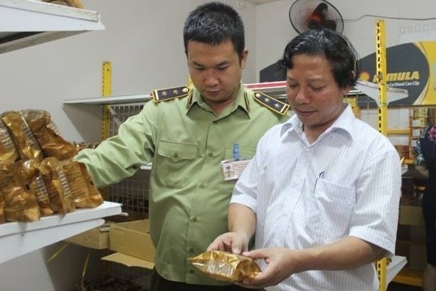 
Ông Hoàng Đức Hạnh - Phó Giám đốc Sở Y tế Hà Nội cùng thành viên đoàn kiểm tra cơ sở bánh trung thu năm 2015

