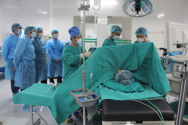 
Các bác sĩ BVĐK tỉnh Lào Cai đã thành thục trong kỹ thuật tán sỏi niệu quản qua nội soi ngược dòng bằng laser
