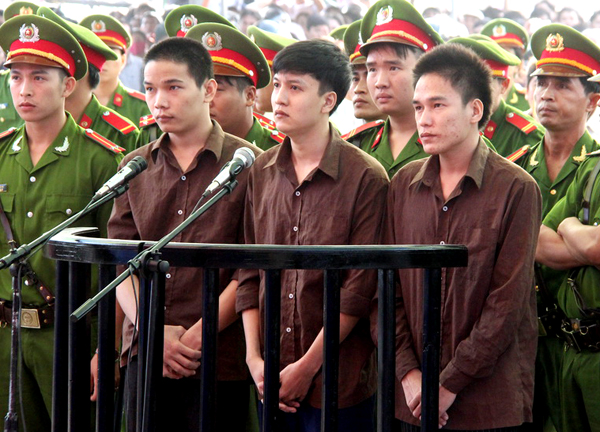 
Từ trái sangVũ Văn Tiến, Nguyễn Hải Dương,Trần Đình Thoại tại phiên tòa sáng nay.
