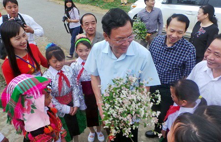 
Bộ trưởng Bộ GD&ĐT Phạm Vũ Luận trong lần công tác tới trường học miền núi. Ảnh tư liệu
