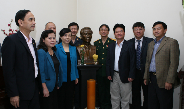 
Bộ trưởng Nguyễn Thị Kim Tiến cùng các lãnh đạo Bộ Y tế, đại diện các Cục, Vụ, đơn vị thuộc Bộ chụp ảnh cùng bức tượng đồng khắc chân dung cố Bộ trưởng Vũ Văn Cẩn
