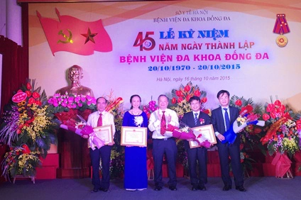 
Phó Chủ tịch UBND thành phố Hà Nội Nguyễn Văn Sửu trao Bằng khen của UBND TP cho tập thể Bệnh viện Đa khoa Đống Đa. (Ảnh: TTGDSK TP)
