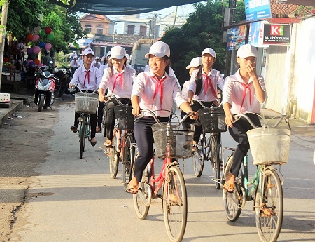 Đường làng như nhộn nhịp hơn bởi tiếng bước cười nói của học sinh trong ngày khai giảng