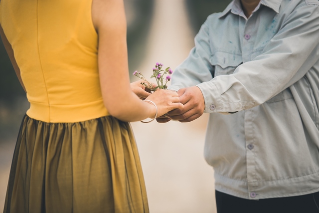 
Bông hoa dại ven đường cũng đủ làm nên một tình yêu...
