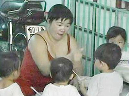 Những hành động bạo lực của bảo mẫu Kim Hoa hành hạ trẻ em ở phường Quyết Thắng, Biên Hòa, Đồng Nai (xảy ra tháng 1/2008).	Ảnh: TL