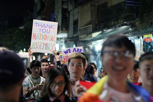 Với cộng đồng người đồng tính, song tính, chuyển giới (LGBT) ở Việt Nam, khi Quốc hội công bố quyết định quyền được chuyển đổi giới tính, họ gọi đó là thời khắc “lịch sử”. Sự kiện này tại Đà Nẵng diễn ra với tên gọi Ngày hiện diện người chuyển giới. Ảnh: Đ.B