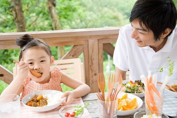 Bố mẹ không nên ép trẻ ăn quá nhiều để tránh gây hại dạ dày cho trẻ nhỏ (ảnh minh họa).