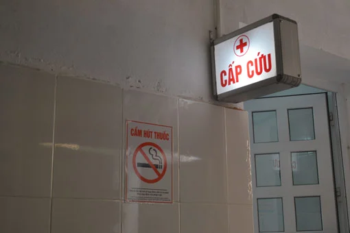 Khu vực cấp cứu tại bệnh viện có biển cấm hút thuốc lá. 	Ảnh minh họa