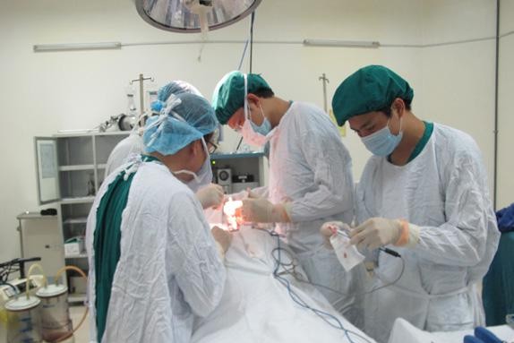 Một ca phẫu thuật được thực hiện tại BVĐK Hà Tĩnh (ảnh do bệnh viện cung cấp).