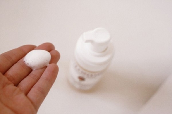 Khi sử dụng sữa rửa mặt bạn cần thử một lượng nhỏ ra tay để kiểm tra xem da có bị kích ứng hay không. Ảnh: P.T