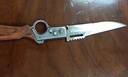 Con dao mà tên Khôi dùng để chống trả anh Tiến (ảnh công an cung cấp).