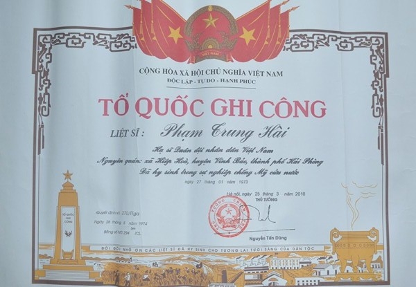 Tấm bằng Tổ quốc ghi công của liệt sĩ Phạm Trung Hài.