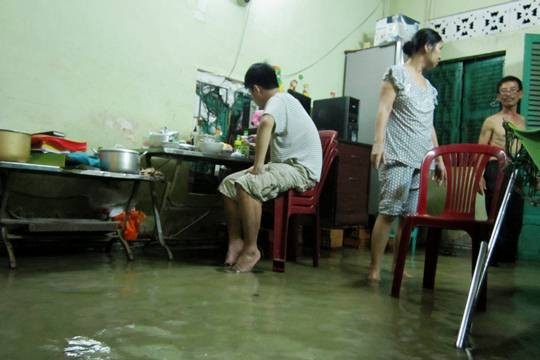 Nước tràn vào nhà dân ở phường Bình Trị Đông A (quận Bình Tân) sau cơn mưa tối 15/9.	 Ảnh: Gia Minh
