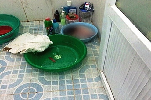 Nhà tắm nơi phát hiện nữ sinh N. V.A bất tỉnh bên hài nhi mới sinh.	 Ảnh: T.L