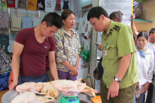 Kiểm tra an toàn thực phẩm tại khu vực chợ Thành Công (quận Đống Đa). Ảnh: C.Tuân