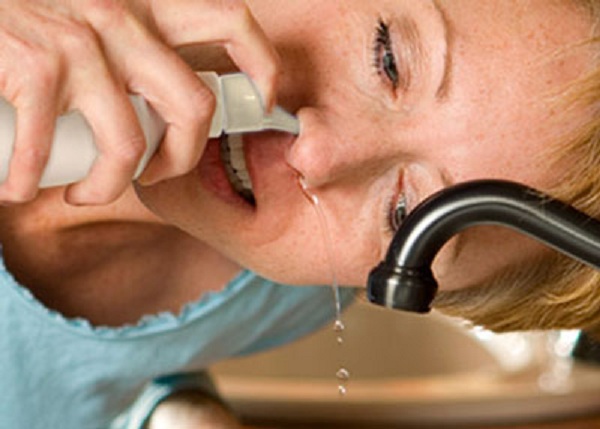 Bạn cần vệ sinh mũi hàng ngày góp phần giảm tình trạng ứ đọng cũng như viêm tại các xoang. Ảnh minh họa