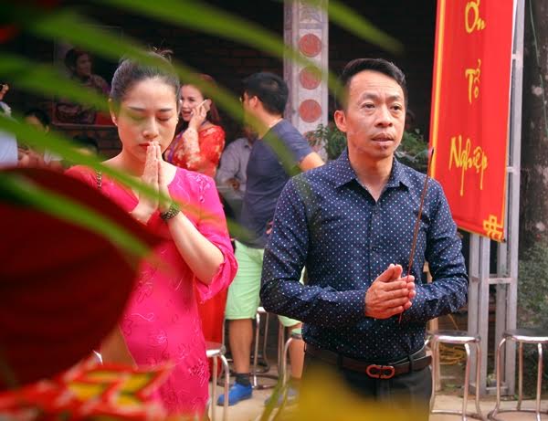 Vợ chồng ca sĩ Việt Hoàn đến từ khá sớm