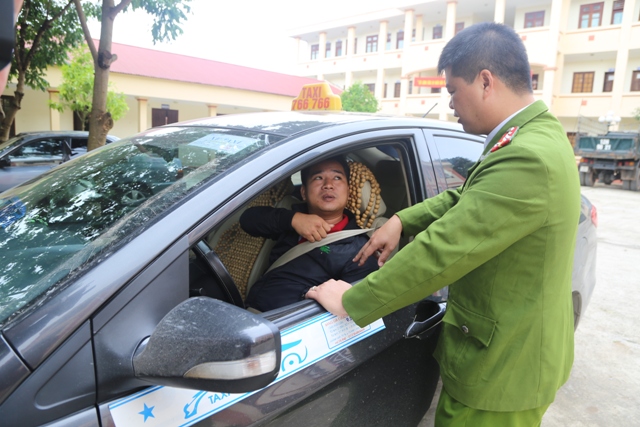 
Lái xe taxi mô tả thời điểm bị đối tượng khống chế. Ảnh: Công an cung cấp.
