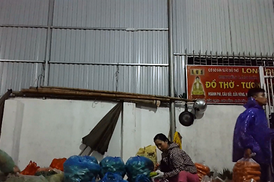 Một góc chợ cóc trước cổng trụ sở UBND xã Vân Nội.	 
Ảnh: H.Dương