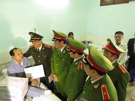 Đoàn lãnh đạo Bộ Công an đã đến thăm hỏi, động viên, biểu dương tinh thần dũng cảm của các chiến sĩ PCCC và cứu nạn cứu hộ Hải Phòng tại BV Việt Tiệp