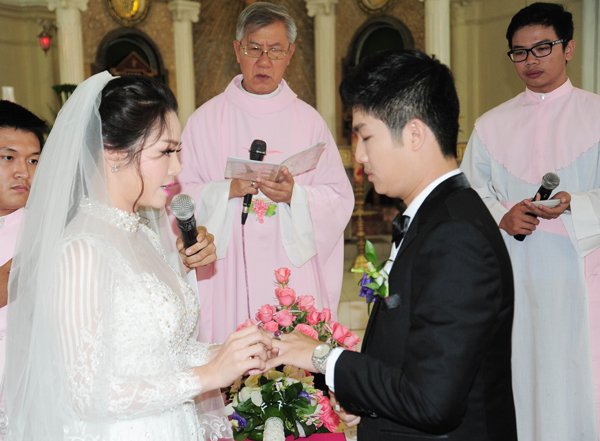 
Vợ chồng ca sĩ Nhật Kim Anh trao nhẫn cưới với sự chứng kiến của Cha xứ
