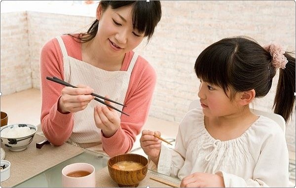 mấy tuổi thì dạy con ăn bằng đũa
