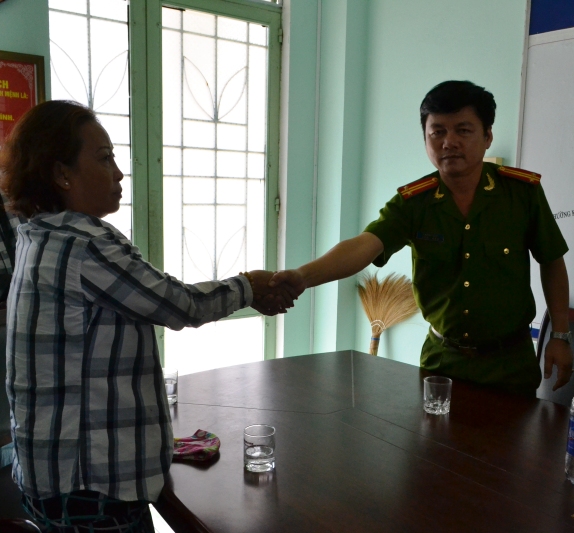 Trung tá Nguyễn Cường, trưởng Công an phường Mỹ An nói lời xin lỗi bà Khả vào sáng 3/12. Ảnh Đức Hoàng