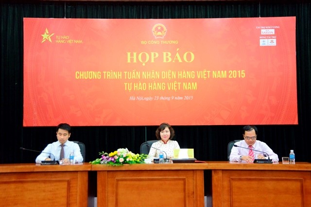 Thứ trưởng Bộ Công Thương Hồ Thị Kim Thoa chủ trì cuộc họp báo - Ảnh: Lê Hùng