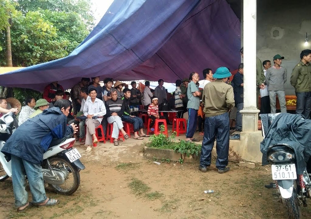 Người làng Khe Bồng đến chia sẻ nỗi đau mất con với gia đình nạn nhân Duyên