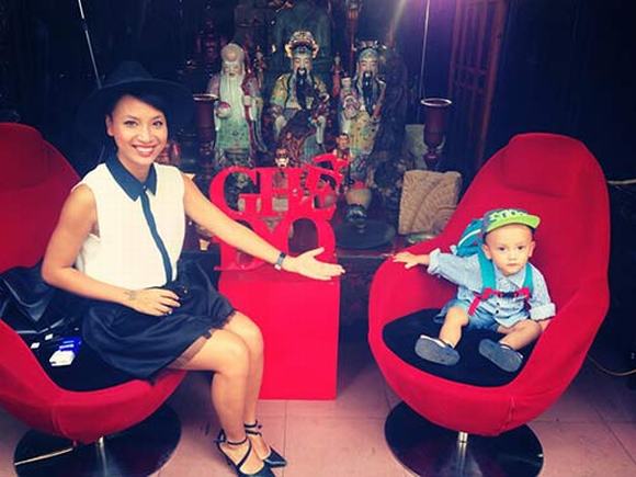 Thuỳ Minh và con trai trên chiếc Ghế đỏ nổi tiếng.