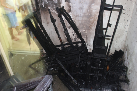Vụ cháy ở tòa nhà A1 Hạ Đình do người dân để bộ ghế sopa ngoài thang thoát hiểm.