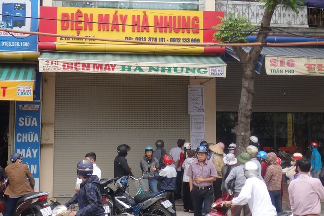 
Nhiều t&igrave;nh tiết về c&aacute;i chết của 4 người trong một gia đ&igrave;nh c&ugrave;ng tự s&aacute;t đang được dư luận quan t&acirc;m.
