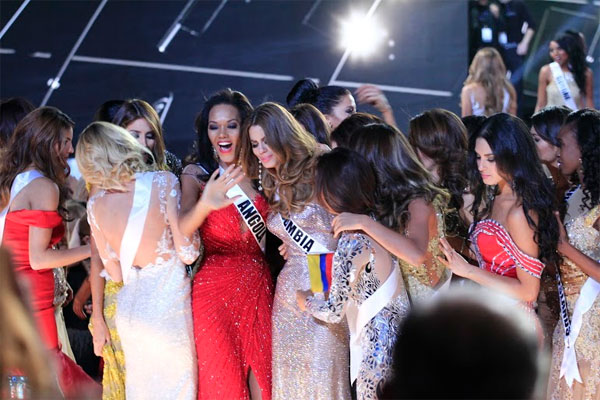 Các người đẹp mải an ủi Hoa hậu Colombia mà quên mất chúc mừng người đẹp Philippines