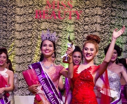 
Ca sĩ chuyển giới Lâm Chi Khanh trao vương miện Hoa hậu cho Hy Sa B
