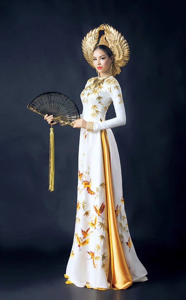 
Hoa hậu Phạm Hương trong trang phục truyền thống
