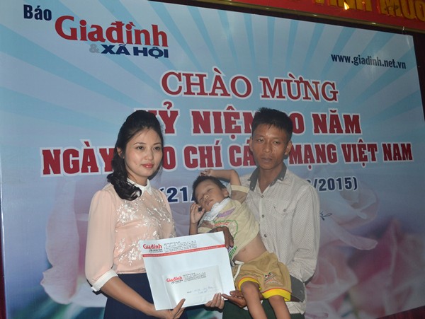 
Bà Phạm Thị Thu Ngọc - đại diện Quỹ Vòng tay Nhân ái Báo Gia đình & Xã hội trao tiếp lần 3 tiền ủng hộ của độc giả cho bé Hữu Phương.
