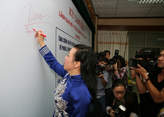 
Bộ trưởng Nguyễn Thị Kim Tiến ký cam kết sử dụng kháng sinh có trách nhiệm (Ảnh: Trần Minh)
