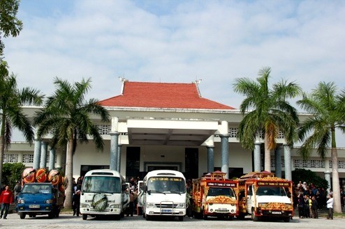 Rất đ&ocirc;ng người d&acirc;n tới đưa gia đ&igrave;nh &ocirc;ng H&agrave; về nơi an nghỉ cuối c&ugrave;ng