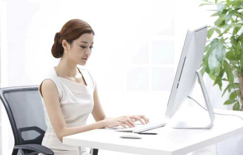 Mụn dưới da do tiếp x&uacute;c nhiều với m&aacute;y t&iacute;nh