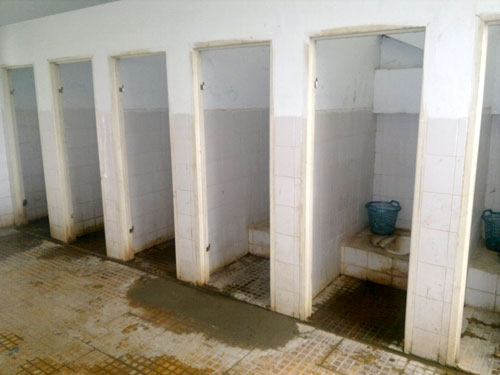 
Thực trạng những nhà vệ sinh chưa đạt chuẩn ở trong các trường học.
