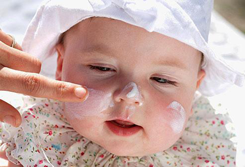 Thoa gel làm sạch da chứa nano bạc hàng ngày cho trẻ giúp đẩy lùi bệnh sởi nhanh chóng