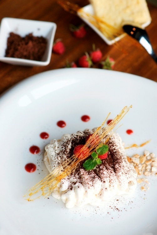 B&aacute;nh Tiramisu ăn k&egrave;m với sốt quả m&acirc;m x&ocirc;i v&ocirc; c&ugrave;ng l&ocirc;i cuốn với vị ngọt thanh v&agrave; chua dịu