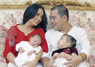 Gia đình Thúy Hanh - Minh Khang lúc 2 con gái còn nhỏ