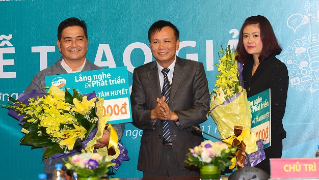 
Ông Hà Thìn (ngoài cùng bên trái) nhận giải thưởng 100 triệu.
