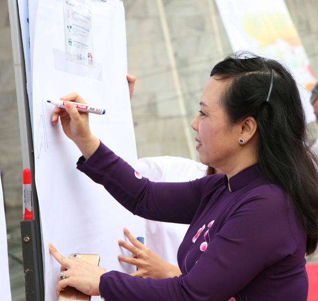 
Bộ trưởng Bộ Y tế Nguyễn Thị Kim Tiến ký cam kết sử dụng kháng sinh có trách nhiệm. Ảnh: Trần Minh
