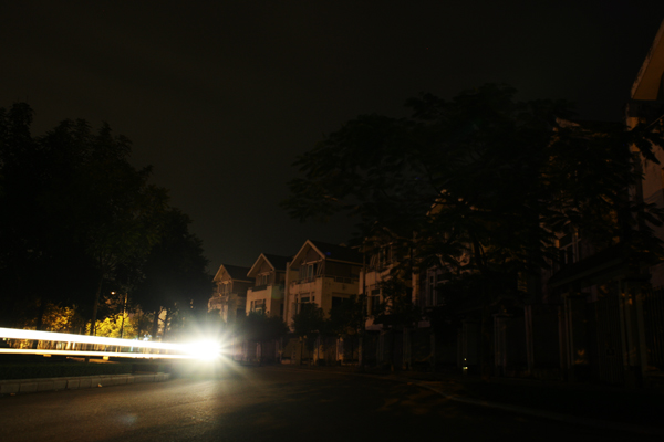 
Ánh đèn le lói của một chiếc xe máy bị nuốt chửng trong bóng tối bao trùm.
