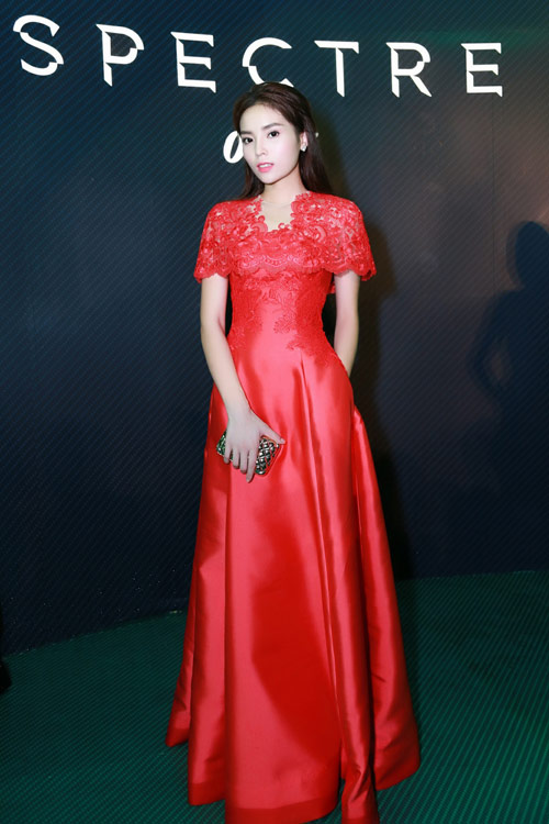 
Sắc đỏ rực rỡ và kiểu dáng thanh lịch của bộ đầm do Lê Thanh Hòa thực hiện đem tới cho Hoa hậu Kỳ Duyên nét yêu kiều, cuốn hút tại lễ ra mắt phim Spectre ở TP HCM.
